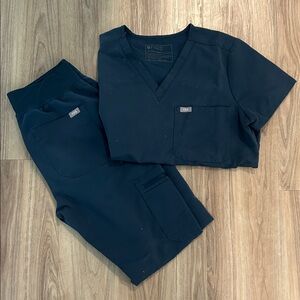 FIGS dark harbor scrub set